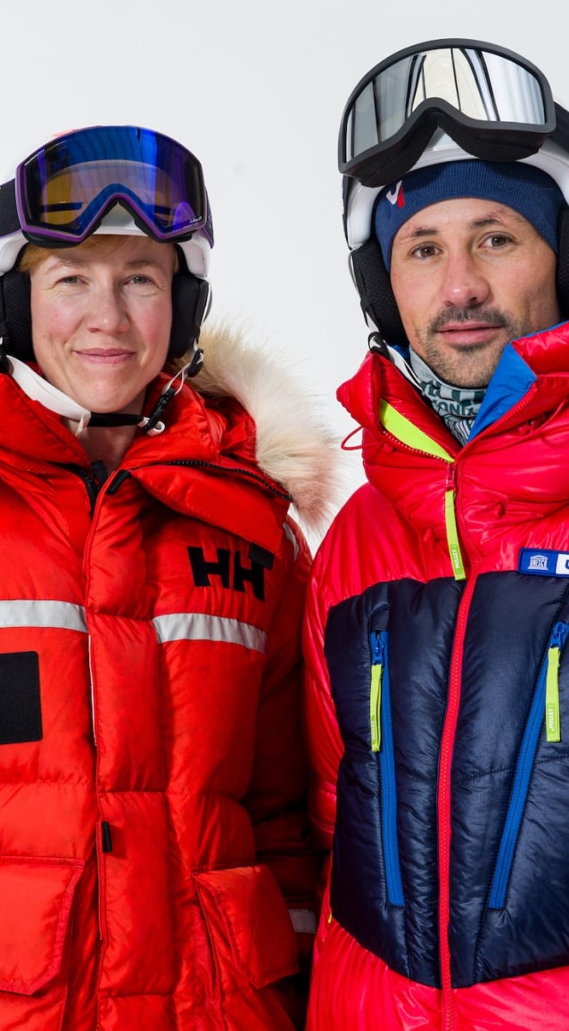 Matthieu et Heïdi posent ensemble en parkas orange pour une scéance photo lors de leur passage à Cape Town, juste avant leur départ en Antarctique.